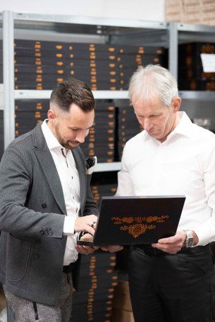 03_Daniel_und_Norbert_Hoeldke_im_Unternehmen.jpg