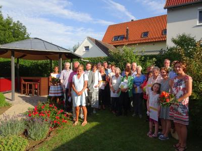 Urkundenübergabe in Hayingen: Vermieterinnen und Vermieter gemeinsam mit Bürgermeister Kevin Dorner und Wolfgang Schütz sowie der Prüferin Michaela Mack © Mythos Schwäbische Alb