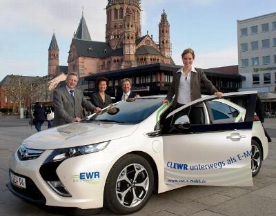 EWR übergibt Deutscher Weinkönigin neuen Opel Ampera