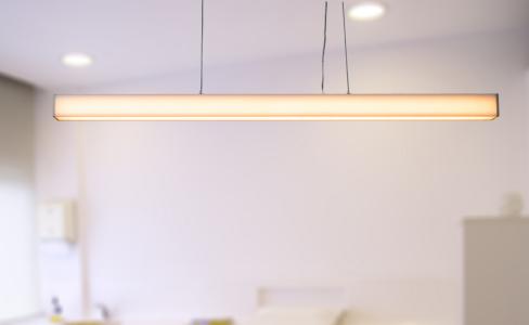Mystisch anmutende Beleuchtung in reduzierter Form - noun products präsentiert auf IMM Cologne 2020 neue Objektleuchte puro