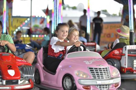 Das Straubinger Gäubodenvolksfest und die angrenzende Ostbayernschau sind ein wahres Familien- und Kinderparadies. Auf dem Gäubodenvolksfest 2017 haben große und kleine Kinder die Wahl zwischen 130 Attraktionen. Foto: Fotowerbung Bernhard