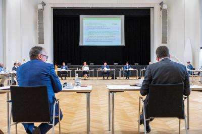 Am Donnerstag, 24.6.2021, fand zum 19. Mal das Treffen aller Mitglieder der Kommunalen Arbeitsgemeinschaft (KAG) Dialogforum Airport Berlin Brandenburg statt. Hier wurde nichts Geringeres als die Grundlage für die Zukunft der Flughafenregion geschaffen.