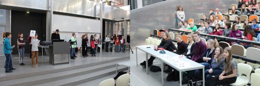 Am Donnerstag, dem 22. Februar 2018, war die Technische Hochschule Wildau bereits zum zwölften Mal Gastgeber für den "Tag der Naturwissenschaften" von Leistungs- und Begabungsklassen 6 aus den Landkreisen Dahme-Spreewald und Teltow-Fläming (Fotograf / Quelle: TH Wildau / Bernd Schlütter)