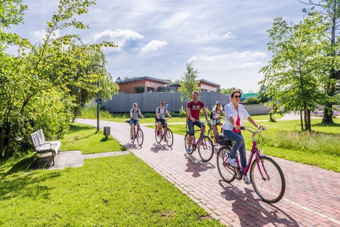 Gruppe_Radfahrer_im_Kurpark_mit_Therme_im_Hintergrund__c__BBM_Markus_Tiemann.jpg