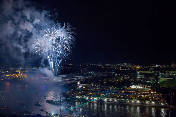 AIDA_Feuerwerk_Hamburg Hafengeburtstag 2013.jpg