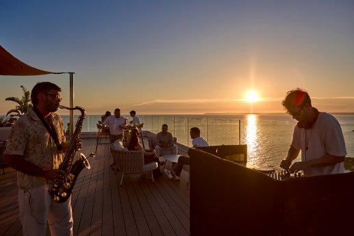 universal-hotel-romantica-sky-bar-sunset-6_©Universal Beach Hotels.jpg