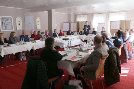 Jugenddezernent Dr. Jens Mischak begrüßt die Leitungen der Hessischen Jugendämter zur Frühjahrstagung der Arbeitsgemeinschaft der Jugendamtsleitungen im Hessischen Landkreistag (HLT). Foto: Gaby Richter, Vogelsbergkreis