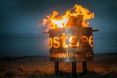 Den Feuerkorb mit Logo gibt es auch für zu Hause. So kommt das winterschöne Ostseegefühl auch in den heimischen Garten. Weitere Geschenkideen von der Küste gibt es von nun an bis Weihnachten nach und nach in den sozialen Medien unter "@ostseesh" / Bild: Oliver Franke