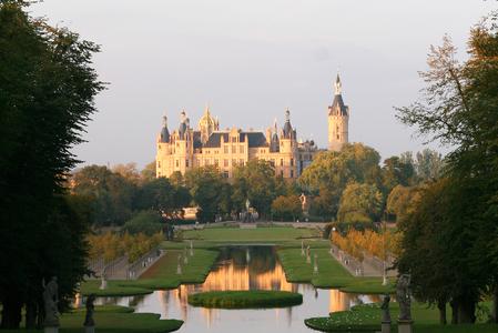 Die prachtvoll gefärbten Parkanlagen rund um das Schloss Schwerin schenken romantische Urlaubsmomente. Foto: Marieke Sobiech