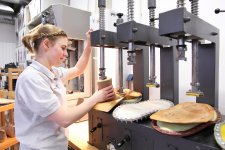 Das Gesundheits- und Pflegehandwerk rangiert auf Platz drei der beliebtesten Berufsgruppen bei den Auszubildenden. Dazu gehört auch das Handwerk des Orthopädieschuhmachers/derOrthopädieschuhmacherin. / Bild: orthopädieschuhmacher.jpg/amh online