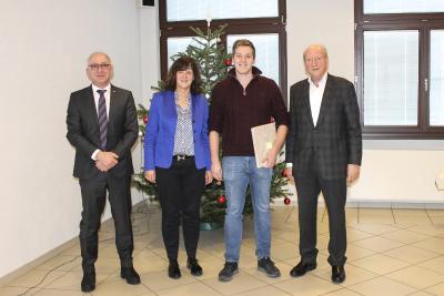Eine besondere Ehrung erhielt Kammersieger Stefan Friebel (v.l.: Andreas Bayer, Heidi Weber-Mühleck, Stefan Friebel, Hans Weber)