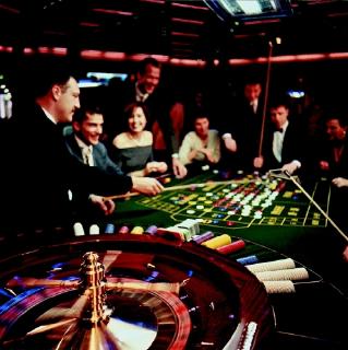 Niederbayerns einzige Spielbank in Bad Füssing. Die "Glücksinsel" zwischen den legendären Thermen, vom Stararchitekten Alexander Freiherr von Branca geplant, wurde vor 20 Jahren eröffnet und wird aktuell jedes Jahr von rund 90.000 Gästen besucht. (Foto: Kur- & GästeService Bad Füssing)