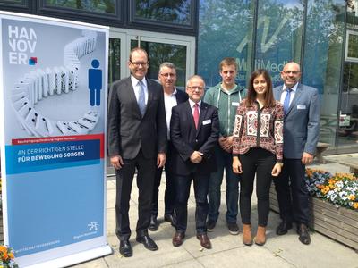 Ulf-Birger Franz, Dezernent für Wirtschaft, Verkehr und Bildung der Region Hannover, Carsten Huge, Leiter der Oberschule Gehrden, Stefan Skora, Oberbürgermeister der Stadt Hoyerswerda und Sprecher der "Weinheimer Initiative", Janis Kahle, Auszubildender, Fatma Bektas, Auszubildende, und Heiner Bernhard, Oberbürgermeister der Stadt Weinheim und Sprecher der „Weinheimer Initiative“, treten dafür ein, die Übergänge von Schule und Beruf einfacher zu gestalten