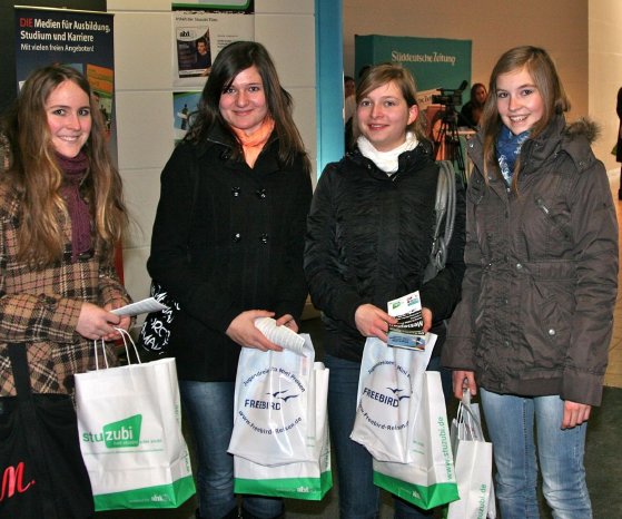 Schülerinnen informieren sich auf der Karrieremesse Stuzubi 2012..JPG