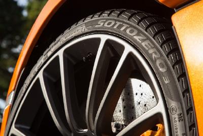 McLaren entwickelte mit seinem Reifenpartner Pirelli ein neues Winterrad- und Reifenpaket für die Modelle der McLaren Sports Series, ausgestattet mit Pirelli MC Sottozero 3 Winterreifen
