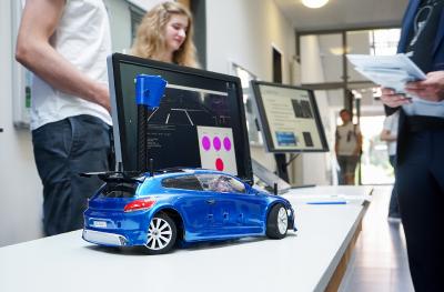 Für das studentische Modellauto OSCAR haben Studierende der Informatik und Elektrotechnik einen Simulator entwickelt. Er generiert aus dem Straßenverlauf Bilder, mit denen Trainingsdaten für Neuronale Netze erzeugt werden. (Foto: Hochschule Osnabrück / Elisa Stock)