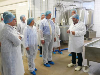Geschäftsführer Klaus Eisenbarth führt andere Mitglieder des AMV (Marketinggesellschaft der Agrar- und Ernährungswirtschaft Mecklenburg-Vorpommern e.V.) durch seine Produktionsstätte (Foto: Änne Cordes)