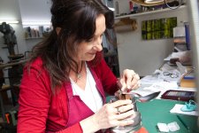 Christiane Werré ist Spezialistin für Gravuren mit der Hand. Sie hat es in der Ausbildung vom Vater gelernt. / Foto: Handwerkskammer