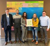 Übergabe der Zertifikatsurkunde: Claudia Kilian (2.v.r.) von der Verwaltungsberufsgenossenschaft übergab das Zertifikat Gesundheit mit System an die uniVersa. Von links: Personalleiter Uwe Müller, Marc Hoffmann, Yvonne Wagner und Christian Wagner.  / Foto: uniVersa 