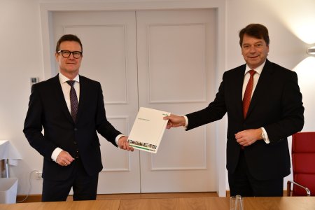 wbg-Geschäftsführer Ralf Schekira und Sparkassenvorstand Matthias Benk (v.l.n.r.) bei der Vertragsübergabe. Foto: Dieter Barth, wbg Nürnberg