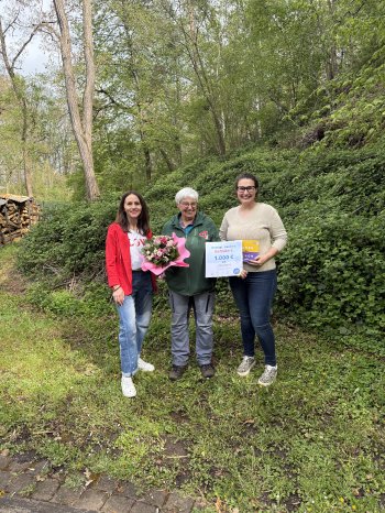 Übergabe Urkunde Stiftungspreis.jpg