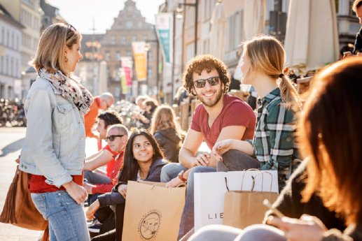 konstanz-altstadt-marktstaette-einkaufen-gruppe-01-copyright-mtk-dagmar-schwelle-700x467.jpg