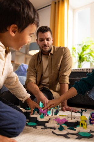 Ravensburger GraviTrax Junior - Spielszene Jungle Kids & Dad 6.jpg