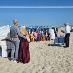 Auf Juist erlebten neun Hochzeitspaare einen Tag voller Emotionen mitom feierlichen Ehegelöbnis am Strand und festlichen Abendessen. Das nächste und letzte Wiedersehen der Juister Hochzeitspaare steigt 2027