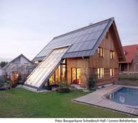 Sonnenhäuser decken mindestens 50 Prozent des Heiz- und Warmwasserbedarfs eines Hauses (Foto: Bausparkasse Schwäbisch Hall / Lorenz-Behälterbau)