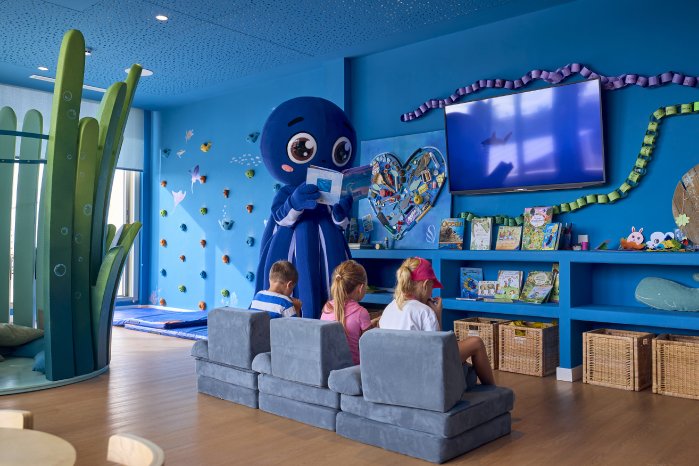 universal-hotel-romantica-kids-sea-club-mascot-pop-2.jpg
