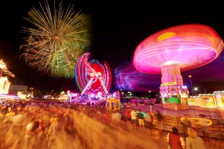 Wie 2016, als dieses Foto entstand, wollen erfahrene Pyrotechniker auch in diesem Jahr den Straubinger Nachthimmel zum Abschluss des Gäubodenvolksfestes hell erstrahlen lassen. Foto: Fotowerbung Bernhard/obx-news