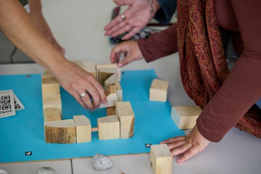Workshop mit irregulären Materialien_Rahmenbau mit Holzstücken.jpeg