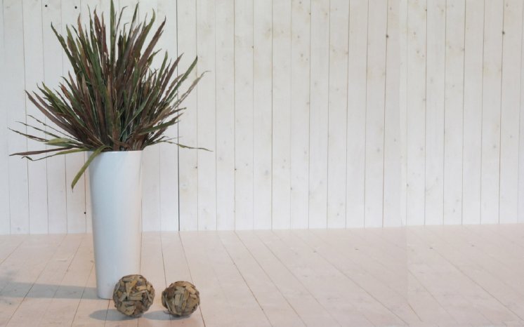 ASA Bodenvase weiß mit Kunstpflanze ptmd und Teakbällen.jpg
