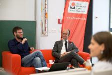Die Diskutanten auf dem Podium, v.l.: Stefan Füsers (Hamburger Netzwerk Grundeinkommen) und Prof.Dr. Dierks (FH Lübeck). Foto: FH Lübeck