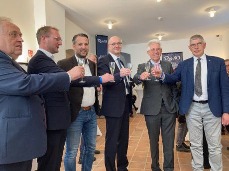 Anstoßen auf Partnerschaft.jpg