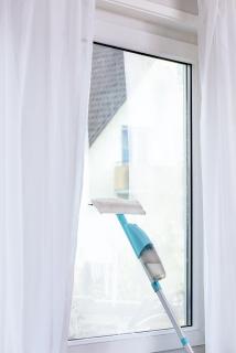 Sichler Haushaltsgeräte 2in1-Fenster- & Bodenwischer WM-05, Sprühfunktion, Teleskopgriff, 350ml Tank / Copyright: PEARL. GmbH / www.pearl.de