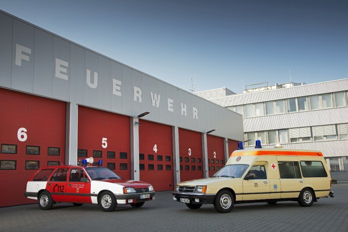 Opel-Feuerwehr-Record-E-und-Commodore-KW-300701.jpg