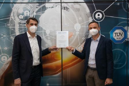Top Arbeitgeber TÜV SÜD: Patrick Fruth (l.), CEO Division Mobility, und Markus Schwarzenböck, Global Head of HR, freuen sich über den automotive TopCareer AWARD
