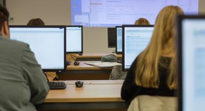 Die Selbstlernkompetenz der Studierenden in den (Wirtschafts-) Informatik-Studiengängen sowie im Weinbau-Studiengang zu unterstützen – das ist das erklärte Ziel des geförderten Projekts / Foto/Hochschule Ludwigshafen am Rhein