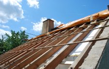 Eine von vielen Sanierungsbaustellen im Land: In diesem Dach sollen Dämmung und Luftdichtung von außen eingebracht werden.