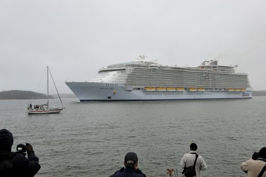 Allure of the Seas verlässt Werft in Turku.JPG