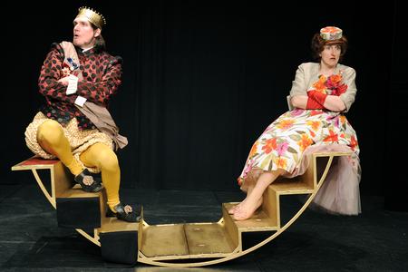 King Belly und Queen Bottom: Der Streit um des Königs Thron