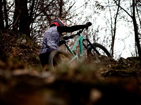 bluegrass-mtb-armour-back-shoulder-d3o-action3.jpg