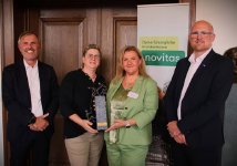 Ehrung für Kreative Stärkungsgruppen: novitas bkk-Chef Frank Brüggemann, Melanie Wittenberg und Yvonne Klemp (beide Institut für soziale Innovationen), OB Sören Link