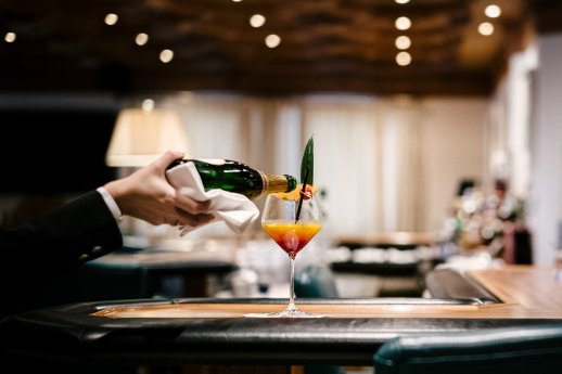 Cocktail-Service an der Hotelbar (c) Die West Werbeagentur (Gourmet & Relax Resort Trofana Royal.jpg