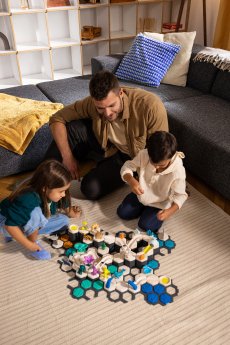 Ravensburger GraviTrax Junior - Spielszene World Kids & Dad 3.jpg