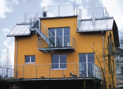 Nach der grundlegenden Sanierung und der Dämmung mit naturepluszertifizierten Dämmplatten der Firma Pavatex macht das farbig verputzte Haus nun wieder einen einladenden Eindruck