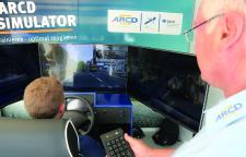 Im ARCD Fahrsimulator kann jeder selbst erleben, wie schnell Ablenkung am Steuer entsteht und welche Folgen sich daraus ergeben können (Foto: ARCD)