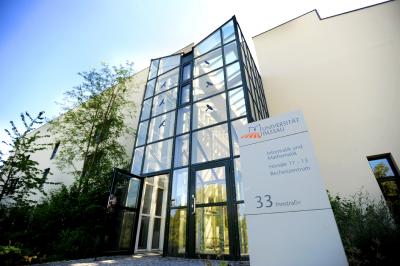 Wissenschaftler der Universität Passau wollen Rathäuser und Mittelständler fit machen für die Herausforderungen im „Cyberkrieg“ von morgen. Foto: obx-news/Universität Passau