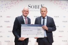 v.l.n.r.: Laudator Ministerialdirektor Dr. Hans J. Reiter und Sobek Preisträger 2024 Prof. Dr. Dr. Jens Kuhle / © AMSEL e.V. / Frank Eppler